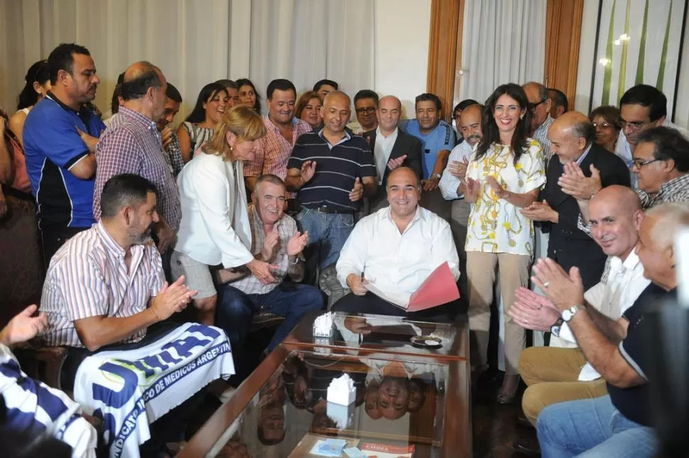 SATISFACCIÓN. Jaldo y Manzur sonríen en presencia de funcionarios y de gremialistas, tras la firma del decreto que habilita el pago de la cláusula. la gaceta / foto de héctor peralta