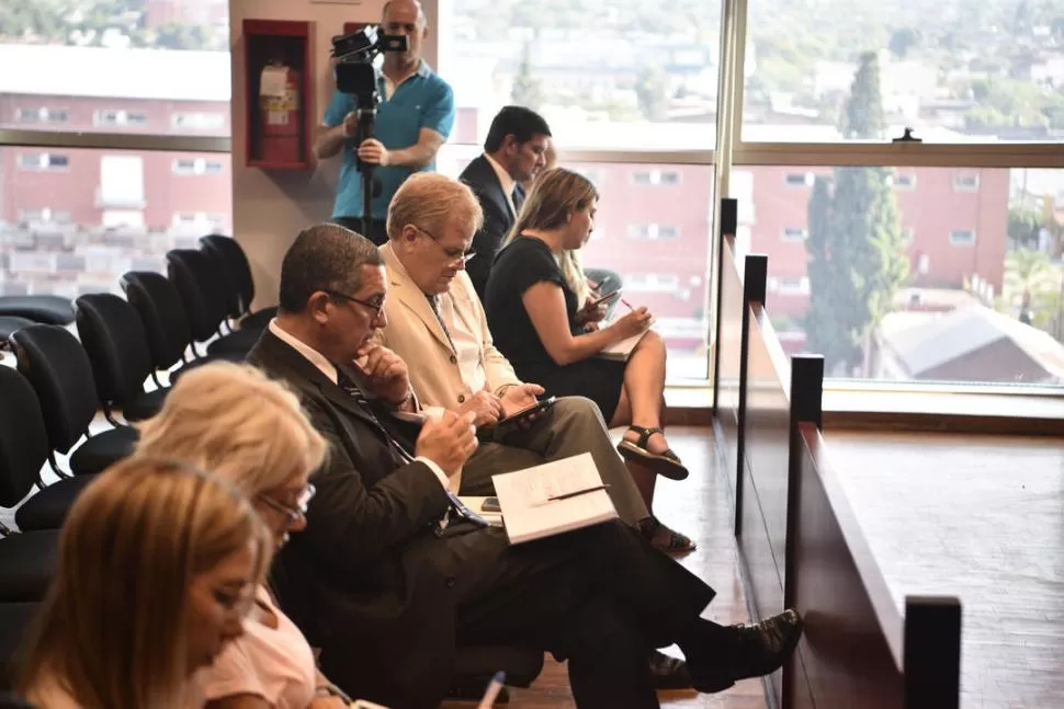 PENALISTA. El abogado Morales (de traje negro) toma notas durante una audiencia.