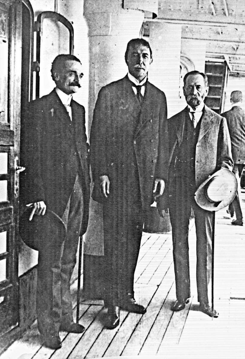 CON MANUEL LÁINEZ Y BRÍGIDO TERÁN. Los tres senadores fotografiados cuando despedían a Láinez en su viaje a Europa.