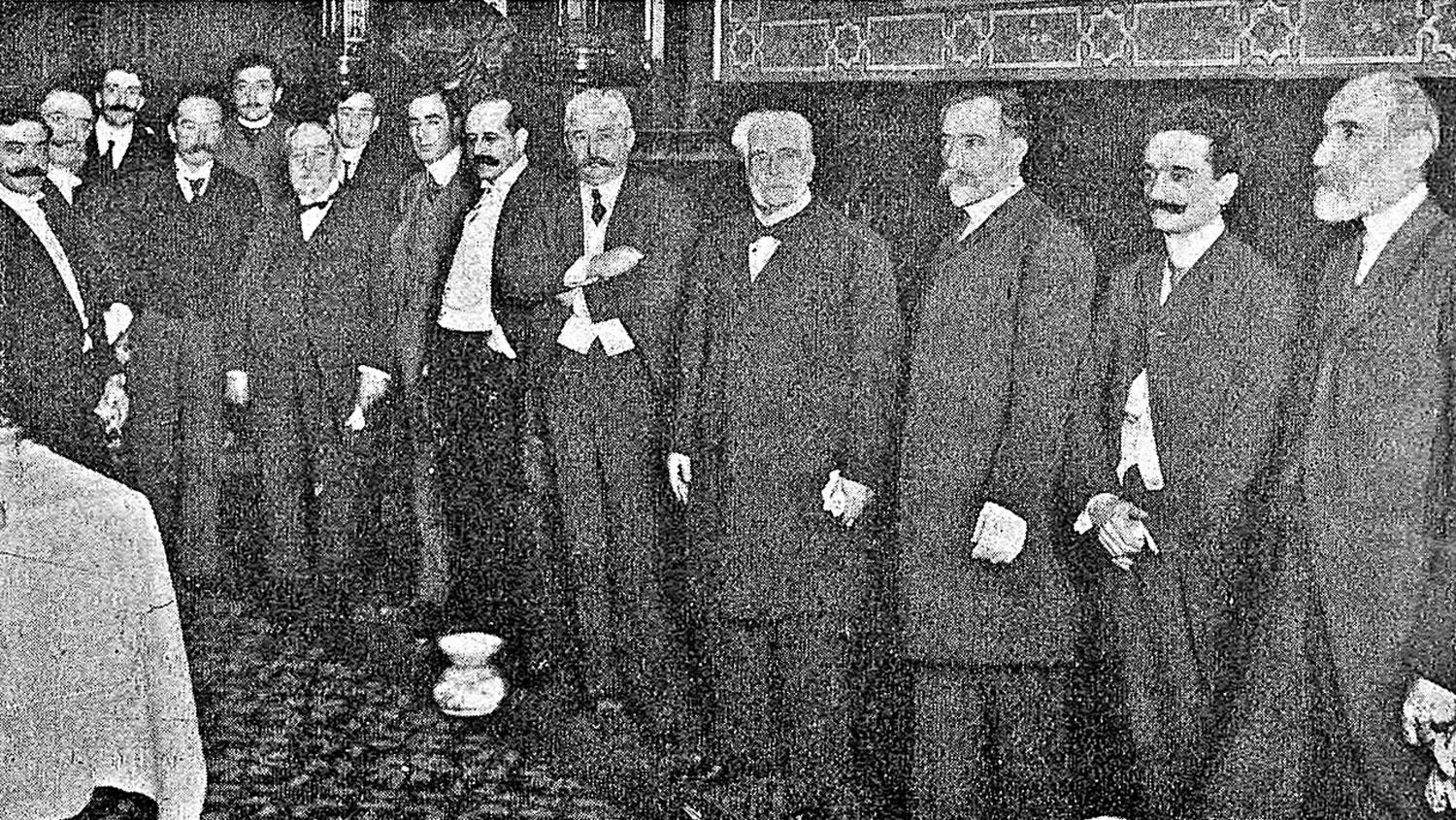 CUMPLEAÑOS DE BERNARDO DE IRIGOYEN. Desde la  izquierda, los senadores Benito Villanueva, Bernardo de Irigoyen, Manuel Mantilla, Alberto León de Soldati y Antonino Díaz. Fue el último cumpleaños de don Bernardo, en 1906.