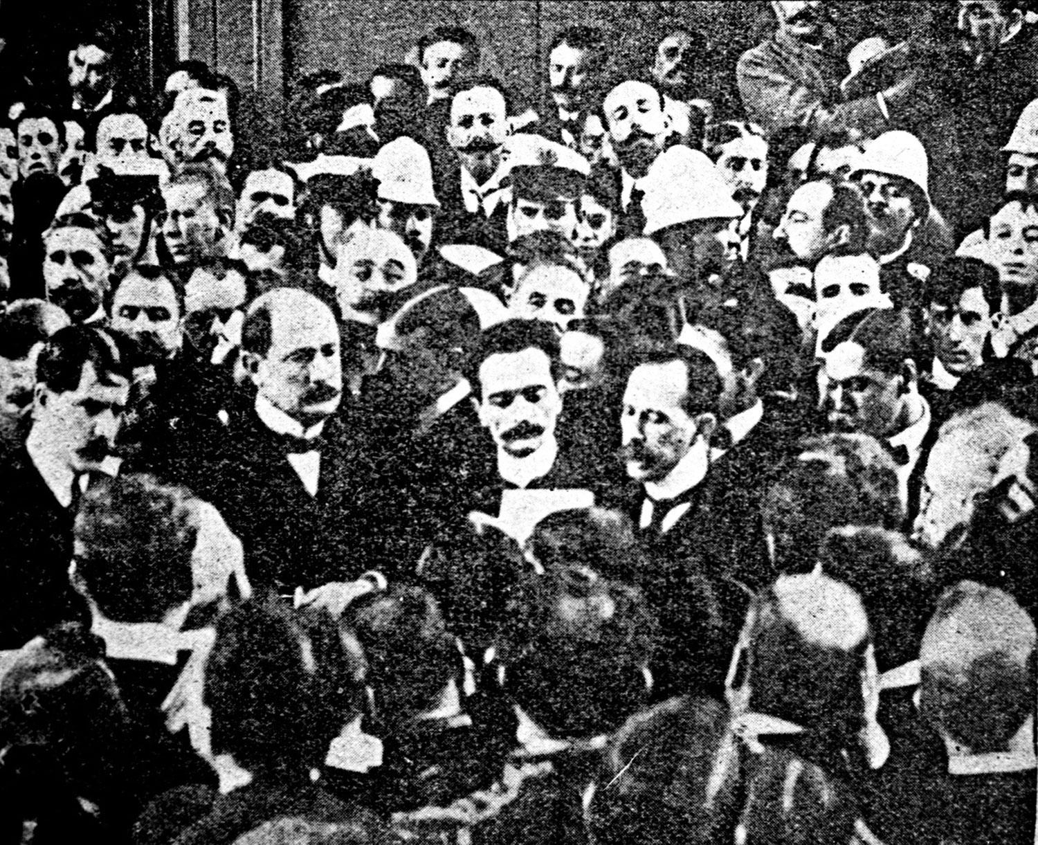 EXEQUIAS DEL PRESIDENTE QUINTANA. En 1906, al centro, Soldati aparece junto al nuevo primer magistrado, José Figueroa Alcorta, quien pronuncia su discurso fúnebre.