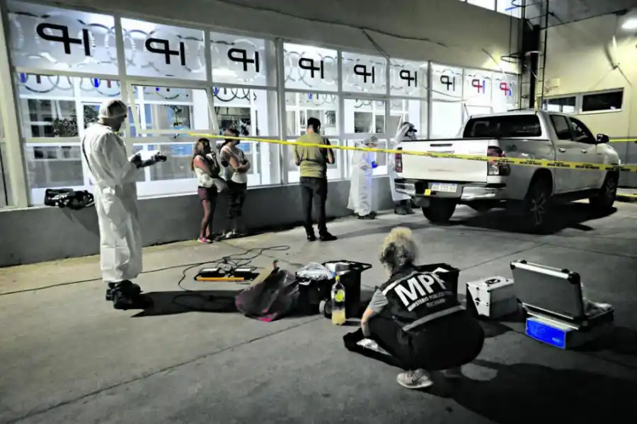 EL HECHO. Investigadores del Ministerio Público Fiscal analizan la zona. la gaceta / foto de HOMERO TERÁN NOUGUÉS