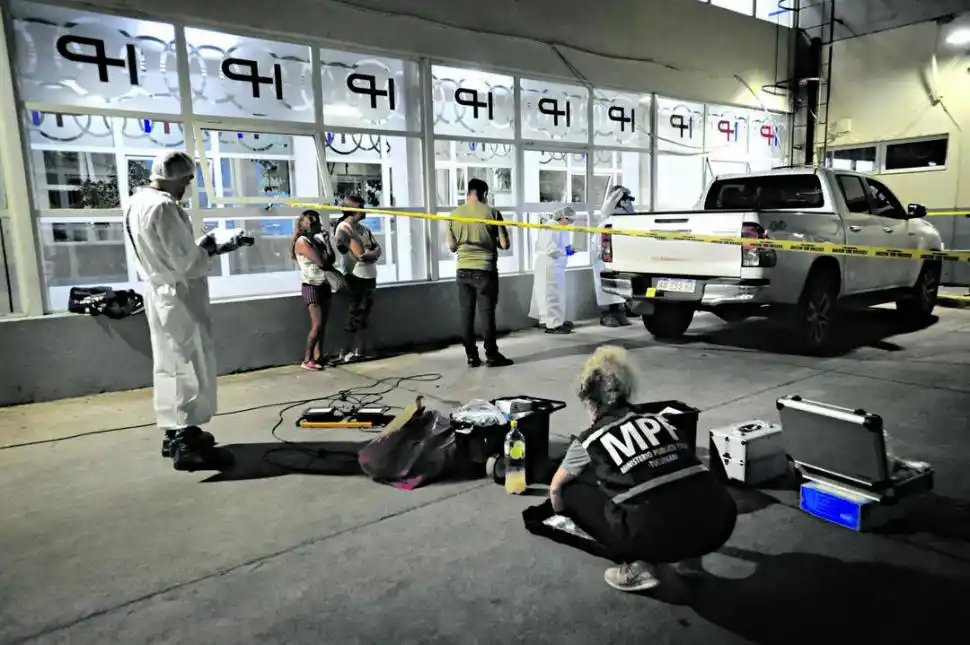 EL HECHO. Investigadores del Ministerio Público Fiscal analizan la zona. la gaceta / foto de HOMERO TERÁN NOUGUÉS