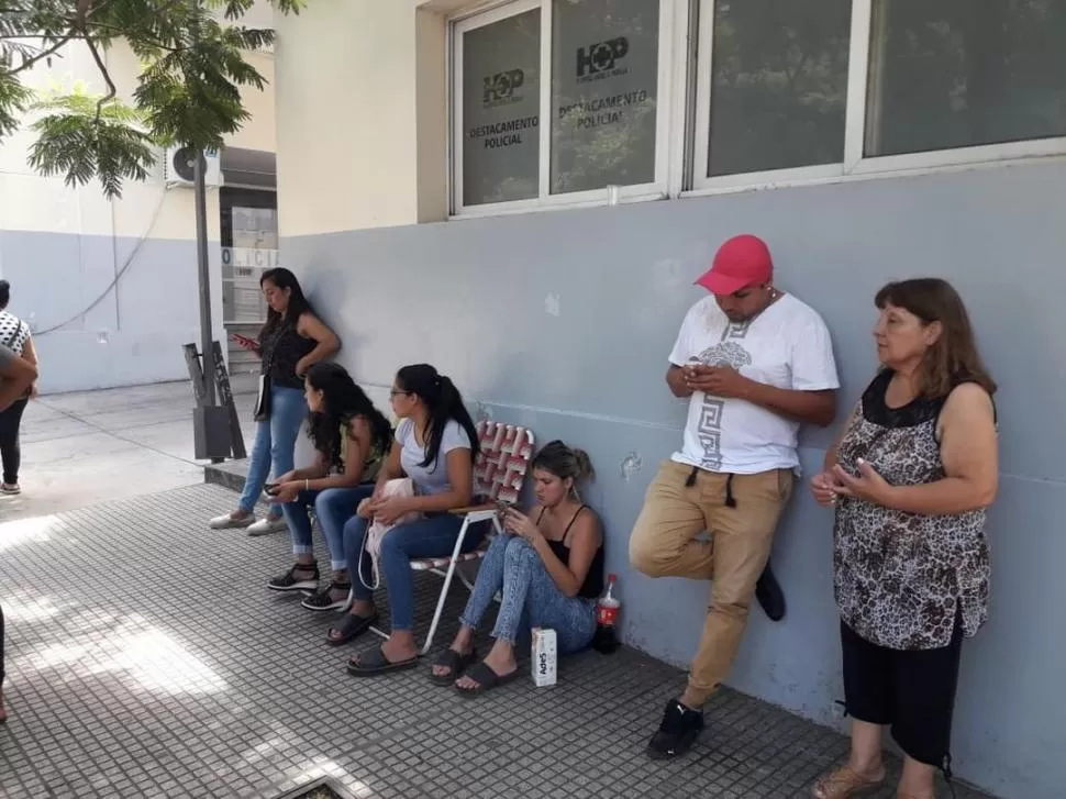 AFECTOS. Los familiares y amigos de Hugo Eduardo Paz esperan en la entrada de la guardia del Padilla.  la gaceta / fotos de santiago re