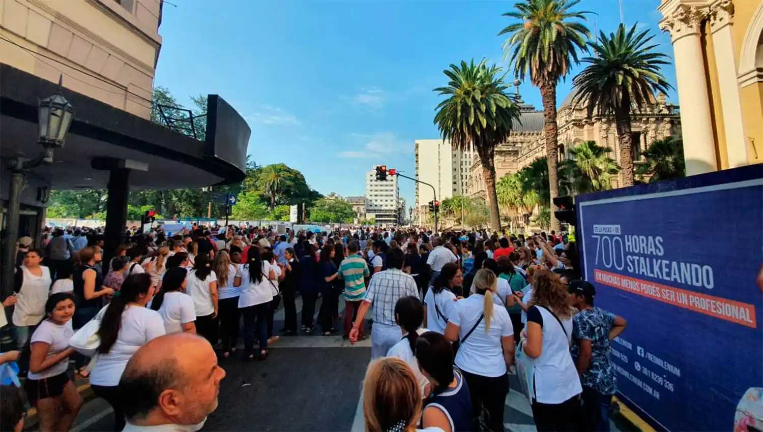 Las clases comienzan con un paro y una masiva protesta en la plaza Independencia
