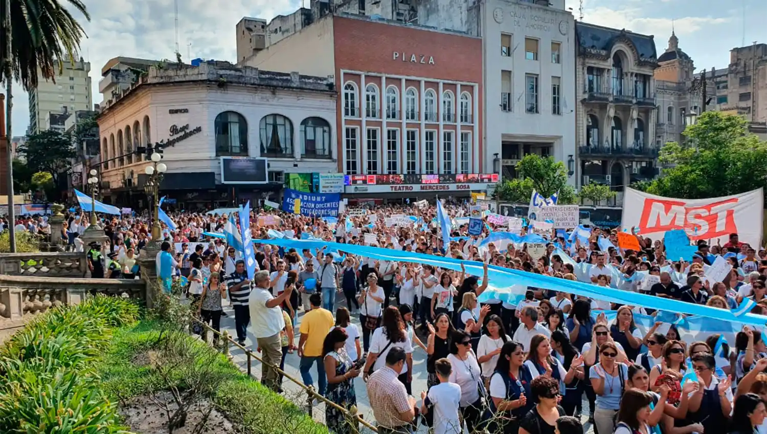 Las clases comienzan con un paro y una masiva protesta en la plaza Independencia