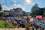 Las clases comienzan con un paro y una masiva protesta en la plaza Independencia