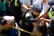 Durante la marcha de los docentes, Policías reprimieron a mujeres que intentaron encadenarse en Casa de Gobierno