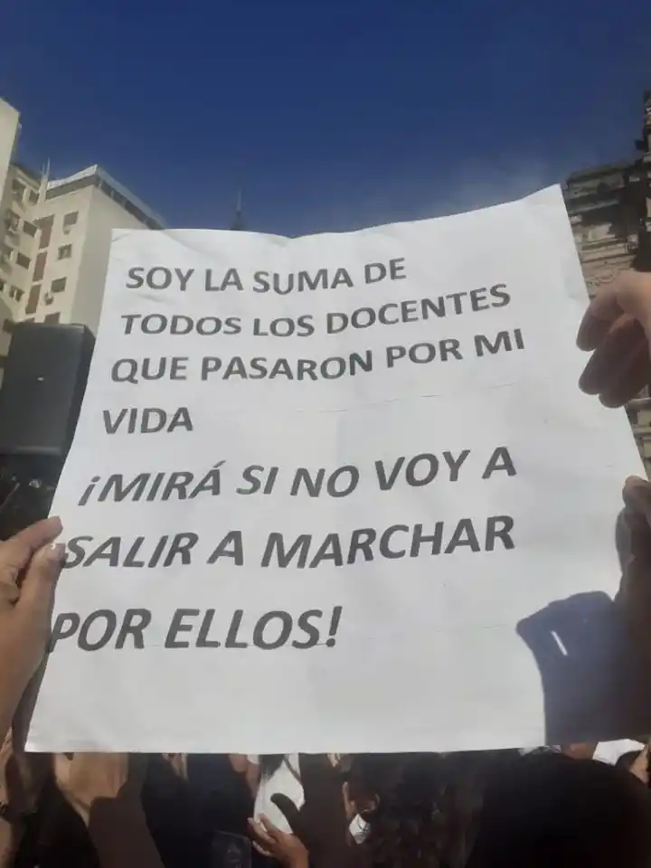 Miles de docentes marcharon en la plaza Independencia: es un día histórico, dijeron