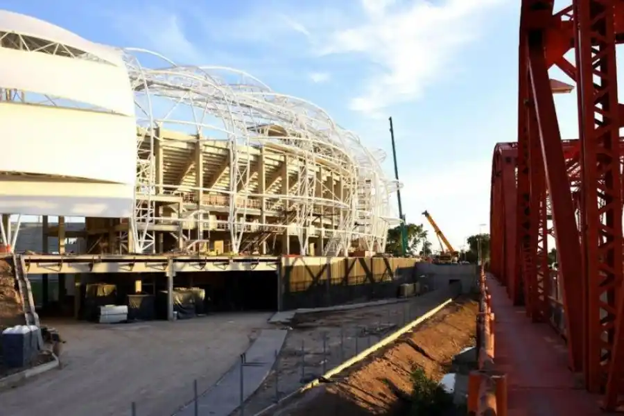 PEGADO AL PUENTE CARRETERO. Paulatinamente, el estadio es cubierto por una membrana que hoy es utilizada en los principales escenarios del mundo.