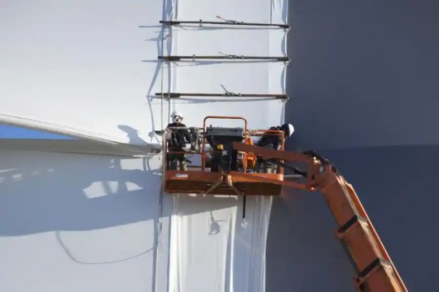 MUCHO TRABAJO. Son miles los operarios que se encargan de cada detalle, en una tarea que se hace a buen ritmo.