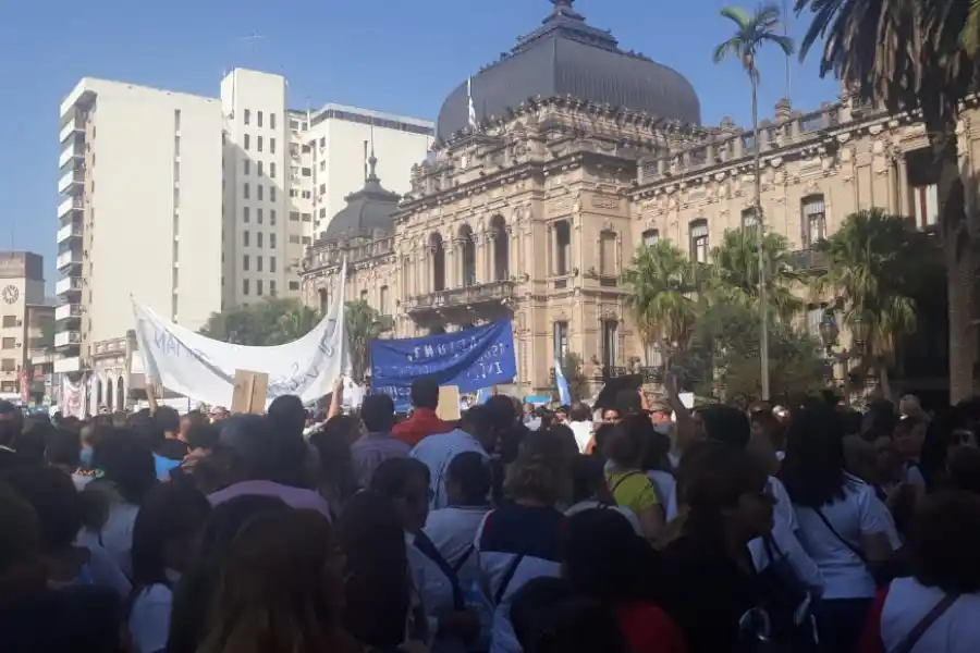 Miles de docentes marcharon en la plaza Independencia: es un día histórico, dijeron