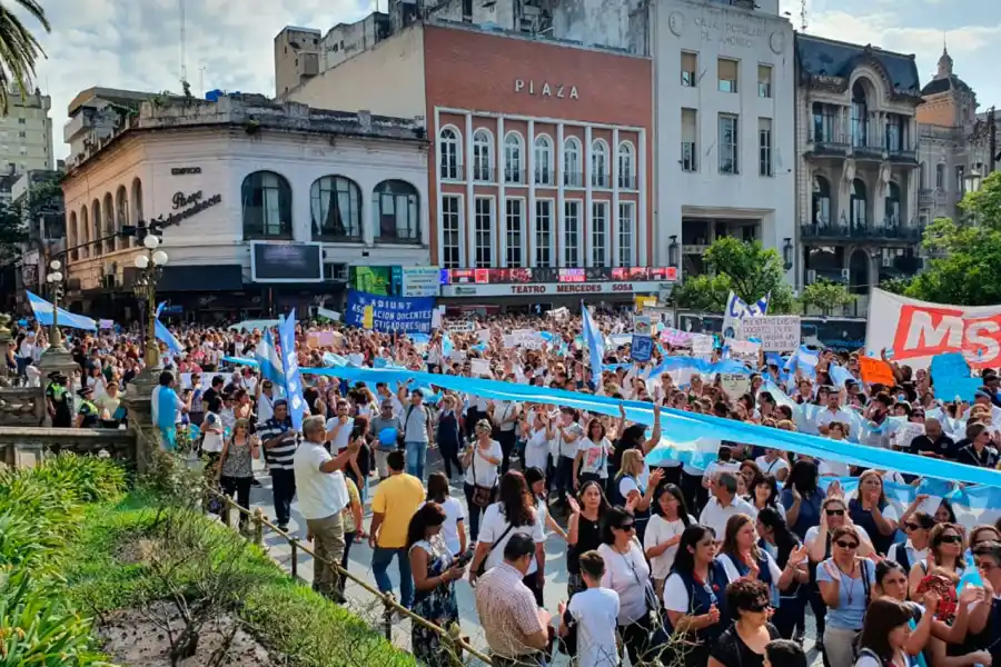Las clases comienzan con un paro y una masiva protesta en la plaza Independencia