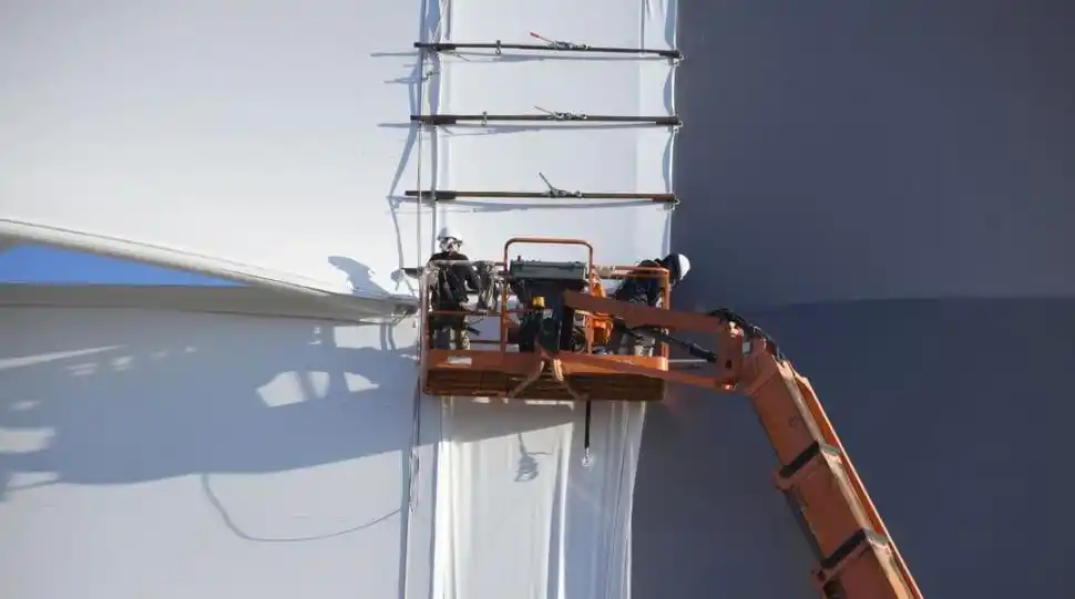 MUCHO TRABAJO. Son miles los operarios que se encargan de cada detalle, en una tarea que se hace a buen ritmo.