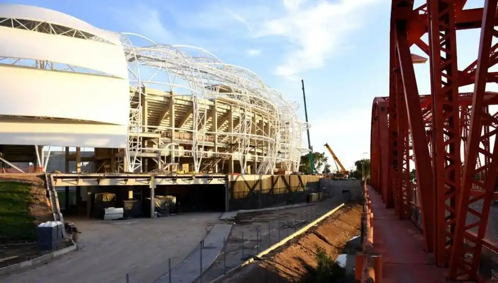 PEGADO AL PUENTE CARRETERO. Paulatinamente, el estadio es cubierto por una membrana que hoy es utilizada en los principales escenarios del mundo.