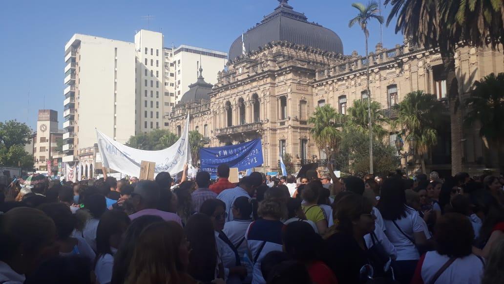 Miles de docentes marcharon en la plaza Independencia: es un día histórico, dijeron
