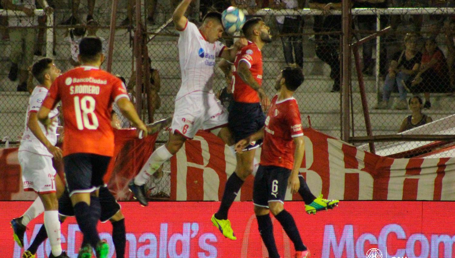 Saúl Salcedo ganó en lo alto en el área del Rojo ante la marca de Barboza. (FOTO TOMADA DE TWITTER @CAHuracan)