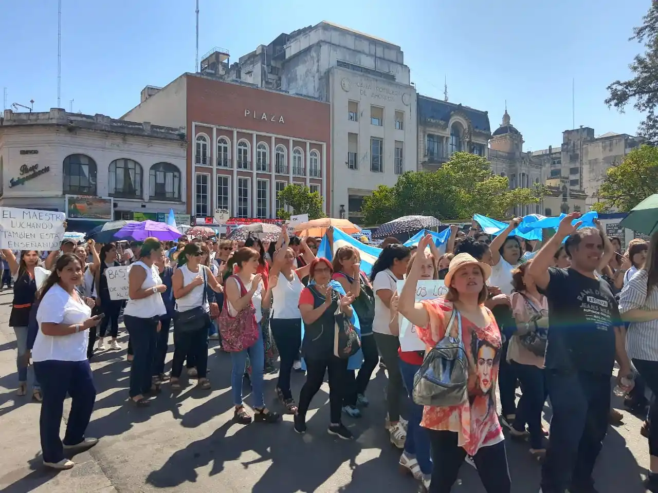 Médicos y docentes volvieron a protestar y anunciaron un nuevo paro por 72 horas