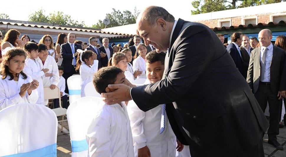 EN LULES. El gobernador, Juan Manzur, inauguró el ciclo lectivo en una escuela del paraje de La Bolsa, en la ruta 321. 