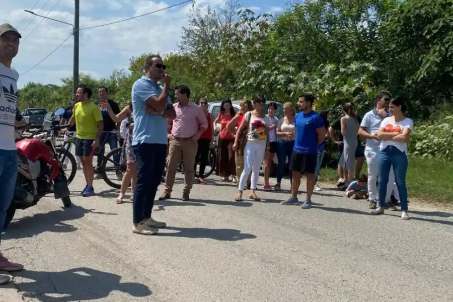 LA PROTESTA. Los bikers reclamaron que las autoridades tomen medidas sobre este camino de acceso, del que nadie se hace cargo.   