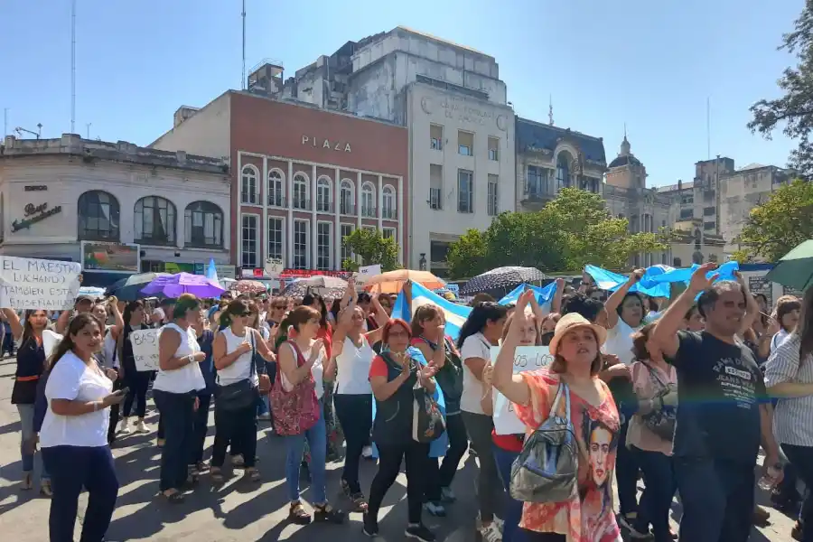 Médicos y docentes volvieron a protestar y anunciaron un nuevo paro por 72 horas