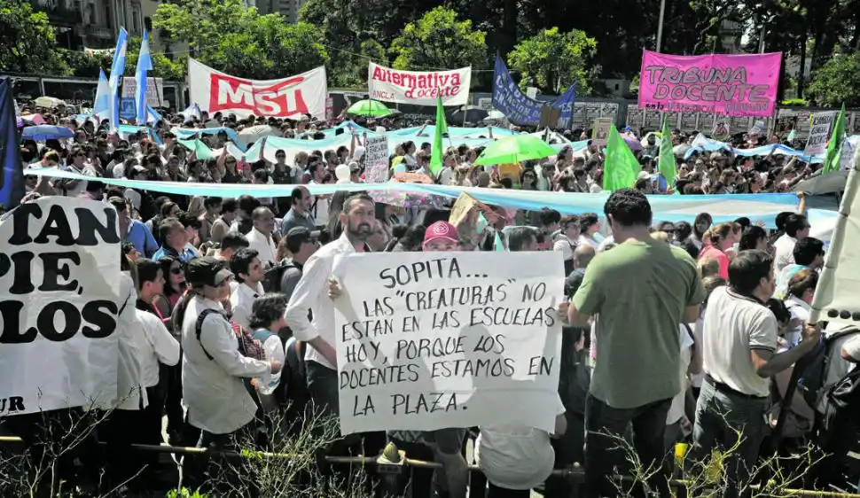 IRONÍA. El cartel exhibe la palabra “creatura”, que suele usar Manzur.  