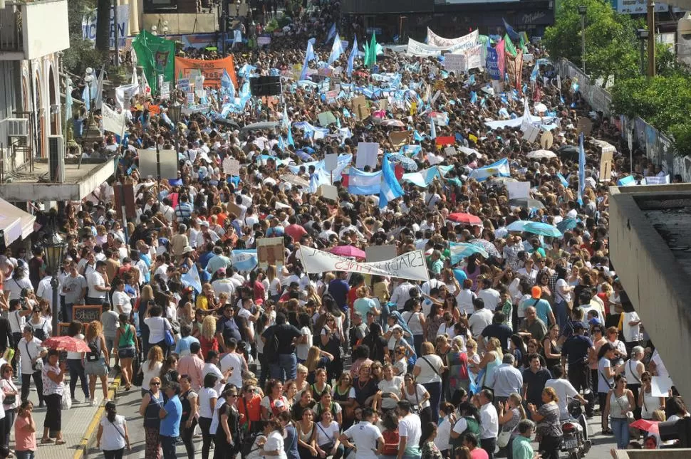 MULTITUDINARIA PROTESTA. Los docentes salieron masivamente a las calles, ayer, por la mañana, a protestar por la marcha de las negociaciones salariales. 