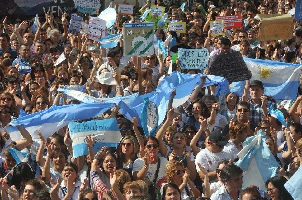 INSIGNIA NACIONAL. Las banderas argentinas se destacaron en la marcha. Muchas de ellas estaban pintadas con el nombre de instituciones educativas. la gaceta / fotos de antonio ferroni