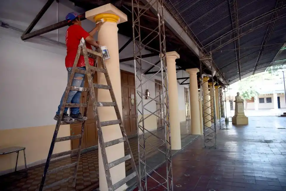 EN OBRAS. La escuela Bernardo de Irigoyen de la capital no dictó clases ayer. En su interior, obreros se encontraban en pleno trabajo de refacción.  