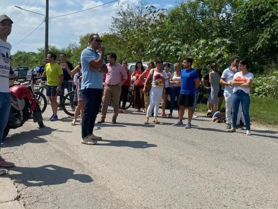LA PROTESTA. Los bikers reclamaron que las autoridades tomen medidas sobre este camino de acceso, del que nadie se hace cargo.   