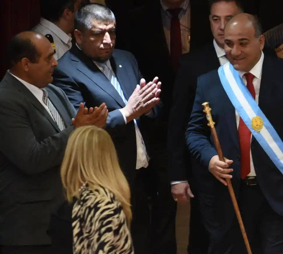 1 DE MARZO DE 2020. Caliva (centro) aplaude a Manzur en la Legislatura. 