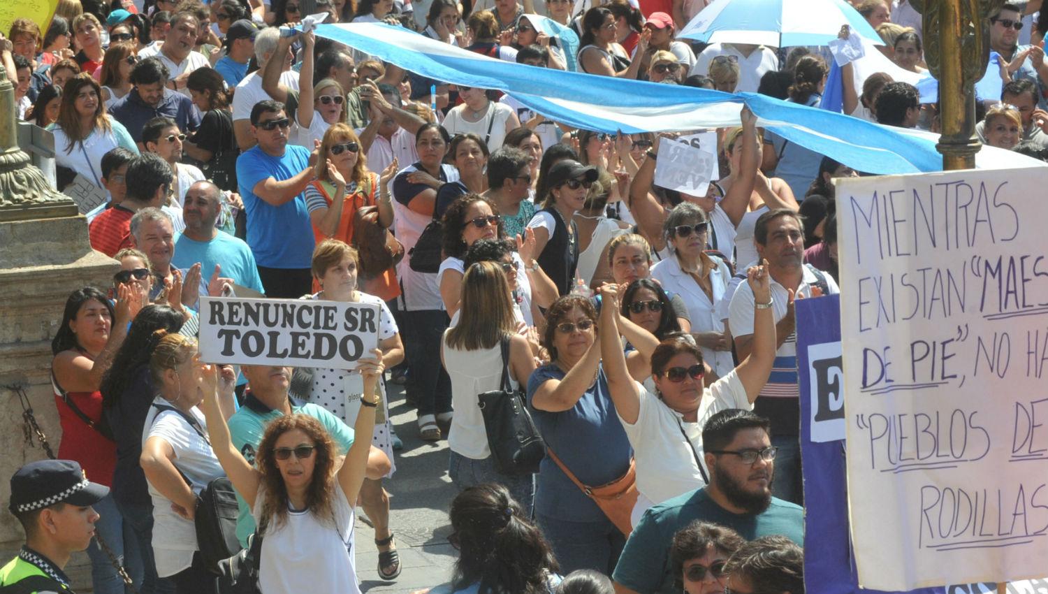 Masiva segunda marcha de protesta de los docentes en plaza Independencia