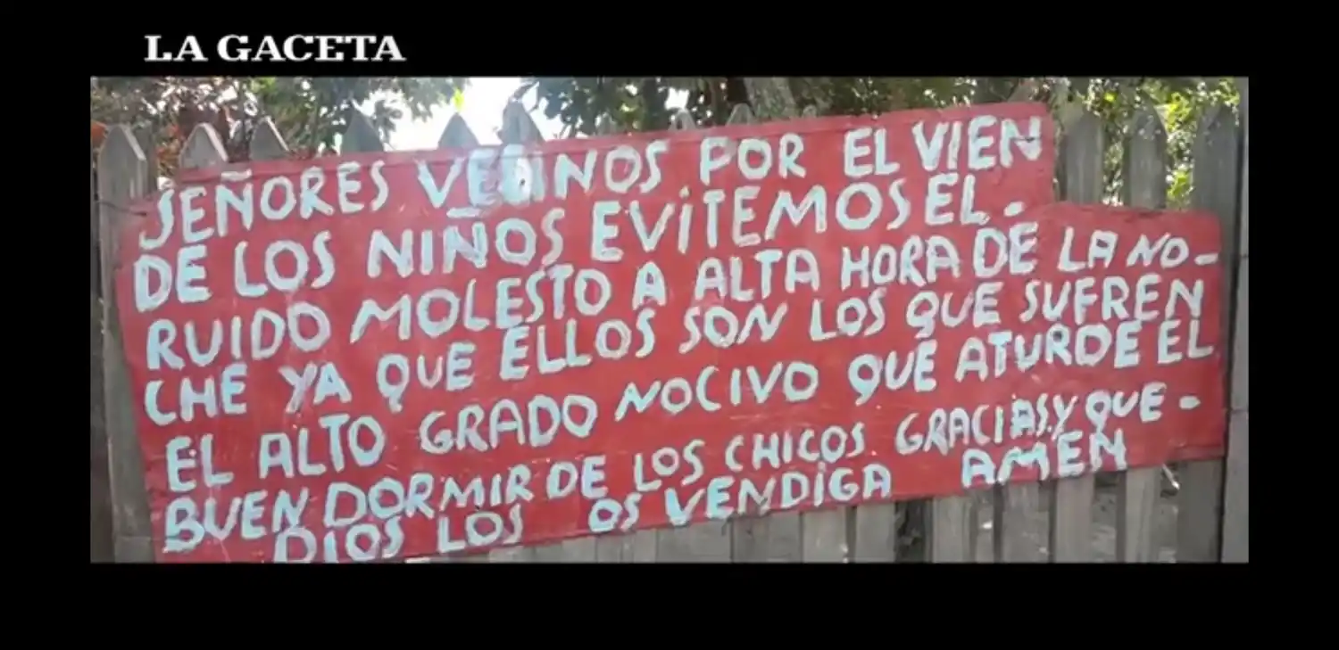 Mensaje escrito en la puerta de la casa de los abuelos de 