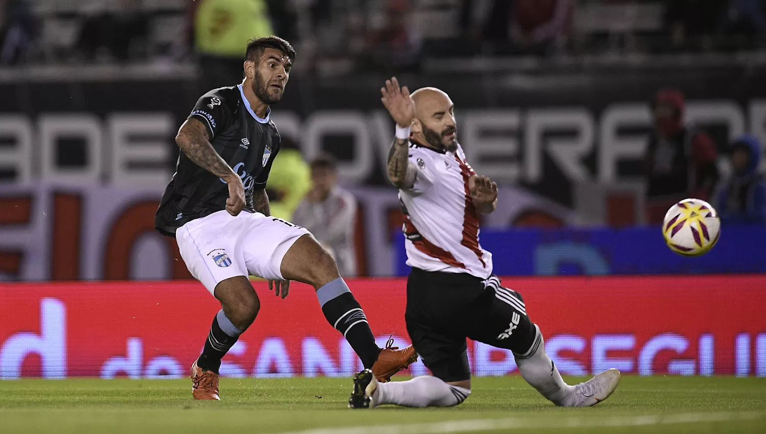 GRATO RECUERDO. Aunque se fue goleado, en su última visita al Monumental de Núñez los Decanos eliminaron a los Millonarios de la edición anterior de la copa.