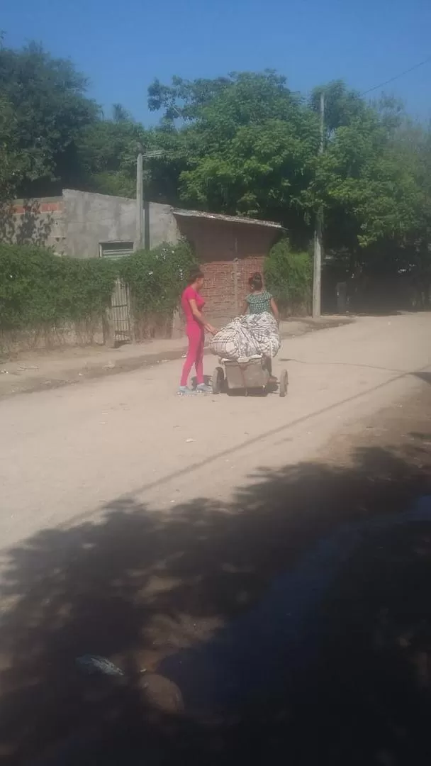 DURA ESCENA. Silvina Figueroa lleva sus pertenencias en un carrito.  