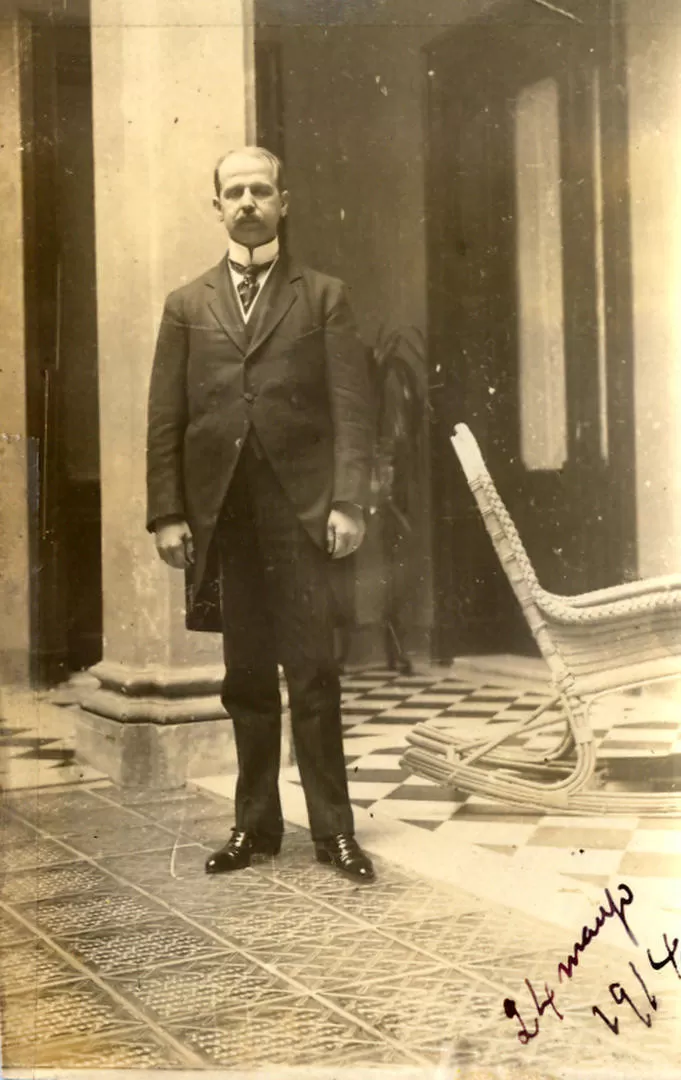 ERNESTO PADILLA. El gobernador posa, en 1914, en el patio de su casa, hoy Teatro Mercedes Sosa 