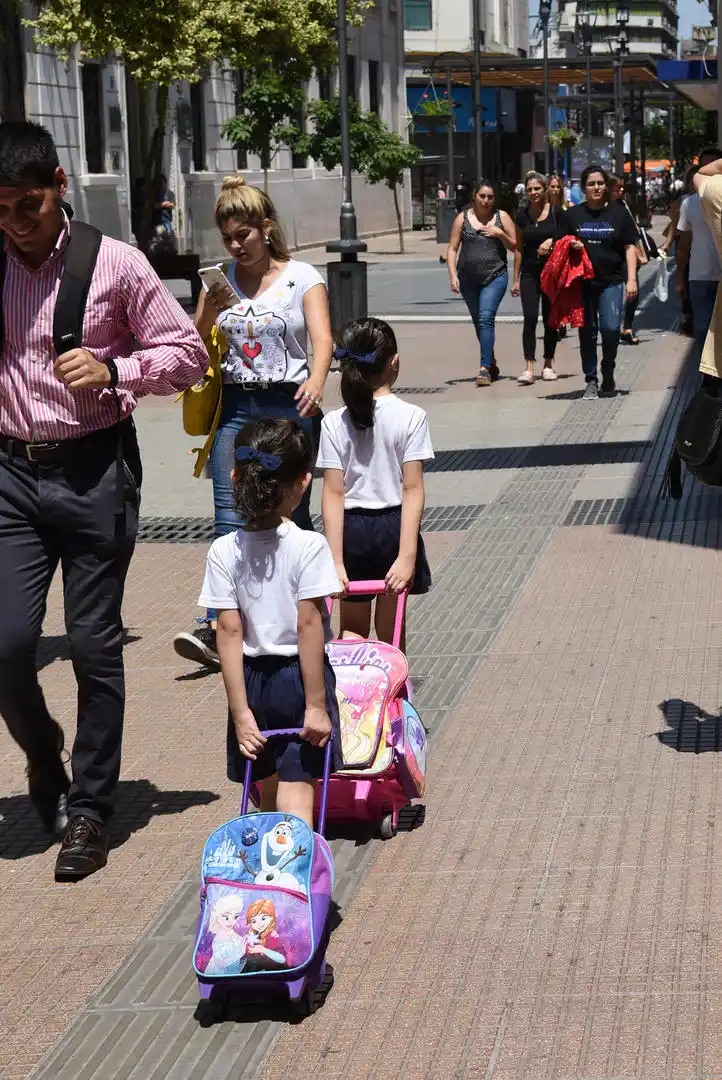 ¡TANTO TIEMPO! Dos niñas se saludan en su primer día de clases, mientras otros niños y una docente las rodean. Ayer no asistieron más compañeritos, en otro día de protesta y alto acatamiento a la medida de fuerza de los docentes autoconvocados.