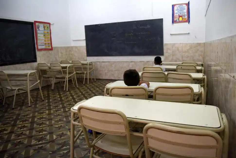 ESTRENO DE MOCHILAS. Dos niñas caminan por la peatonal de la calle Muñecas ayer al mediodía. Había algunos alumnos por el centro tucumano, pero la concurrencia de escolares mostró otro día anormal. 