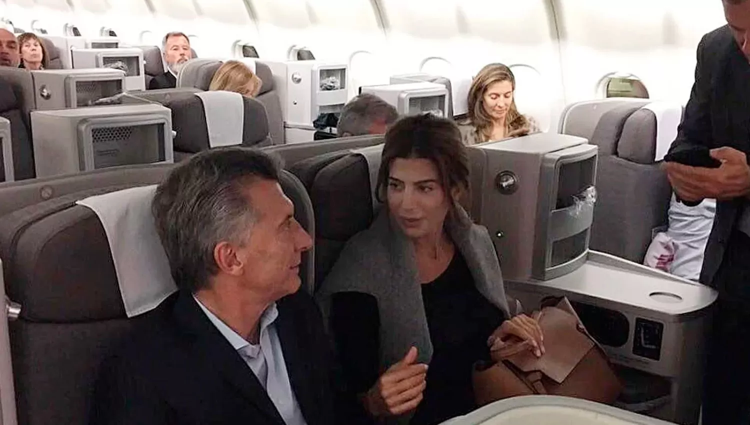 Escracharon al ex presidente Mauricio Macri en un vuelo