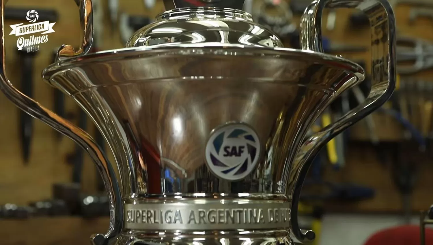 El trofeo que está en poder de Racing pasará a manos de River o de Boca. (ARCHIVO)