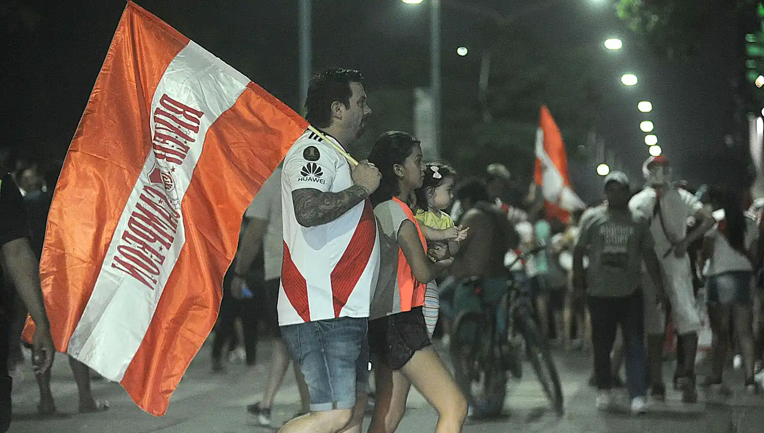 ILUSIONADOS. Los simpatizantes acompañaron a River que vino a Tucumán a buscar el campeonato.