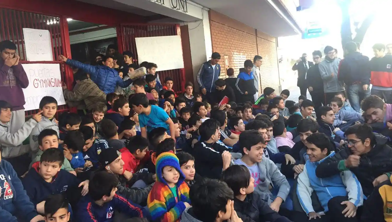 Una sentada en la puerta del colegio en agosto de 2017 contra el ingreso de mujeres.
