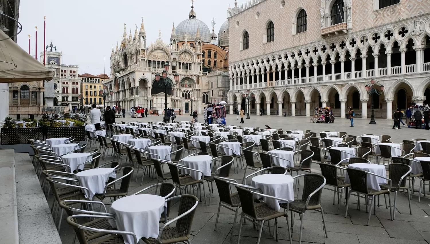 VACÍA. La plaza de San Marcos, en Venecia, desolada ante el brote de coronavirus.