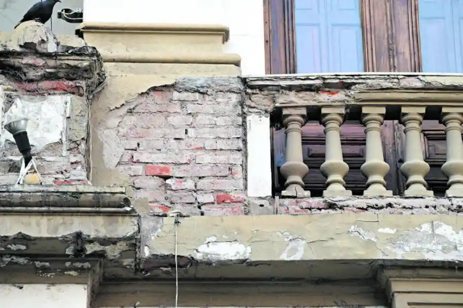 FACHADA. Se cayó el revoque. 