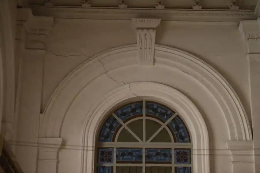 INTERIOR. Grieta en una pared.