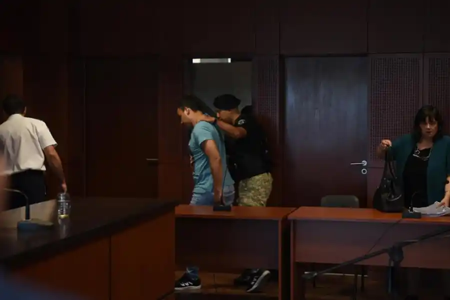 CONDENADO. Un penitenciario retira a Valdez de la sala, tras el fallo. 