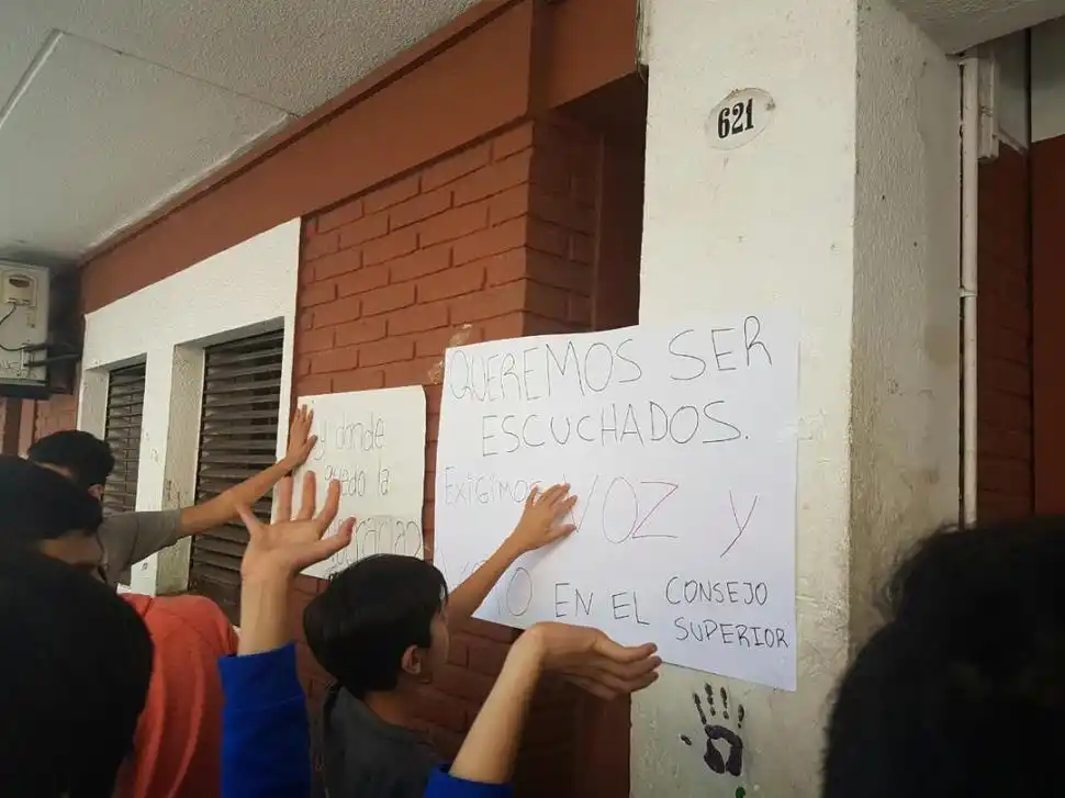 Las reacciones de los varones contra el ingreso femenino se sucedieron dentro y fuera del colegio en 2017.