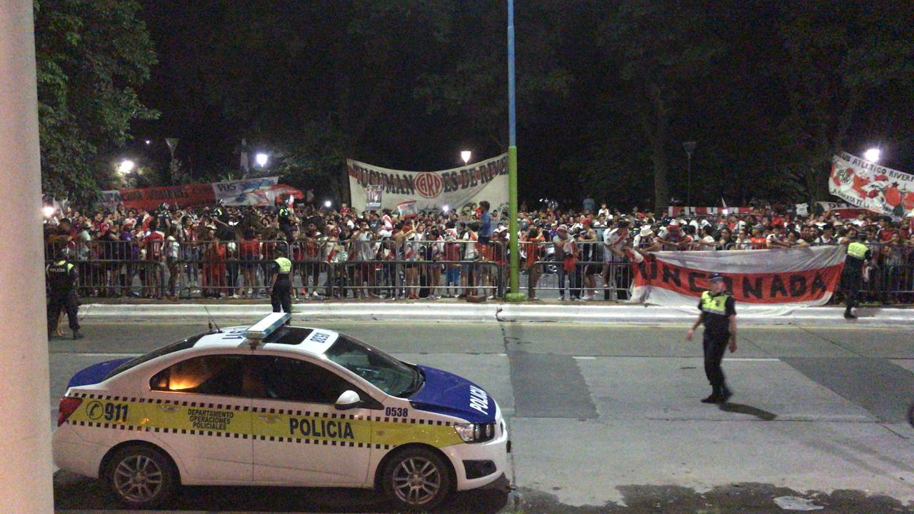 Miles de hinchas recibieron con una fiesta a River en su llegada a Tucumán