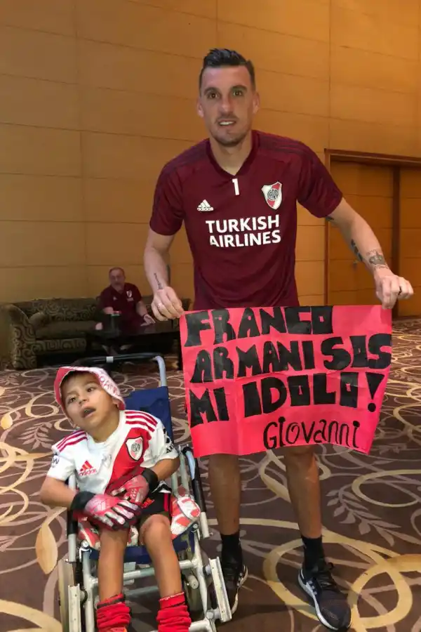 Giovanni cumplió su sueño y conoció a Franco Armani, su ídolo de River