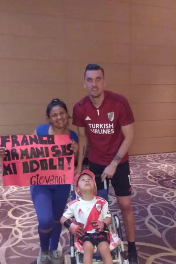 Giovanni cumplió su sueño y conoció a Franco Armani, su ídolo de River